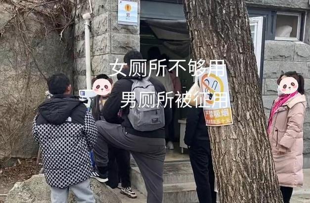 景区游玩，男厕挤满了女游客，尴尬了，你有何看法，欢迎讨论「景区多名女性进男厕」 电动三轮车